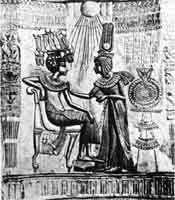 Рельеф на спинке золотого трона Тутанхамона 