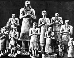 Мраморные статуэтки, из Тель-Асмара. Первая половина III тысячелетия до н. э. Багдад. Иракский музей