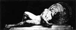 Раненый воин с восточного фронтона храма Афины на острове Эгина. Ок. 490—480 гг. до н. э. Мюнхен. Глиптотека