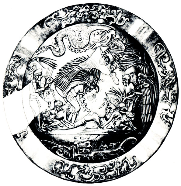 Золотой диск из 'Колодца Жертв' с изображением тольтеков, приносящих в жертву пленного воина майя