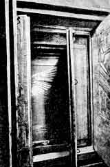 Саркофаг из кварцита внутри четвёртого ковчега в погребальном покое
