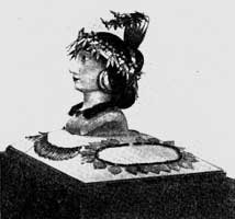 Женский головной убор. Найден в царской гробнице в Уре. Около 2600 г. до н. э. Золото, цветной камень. Убор надет на современный манекен.