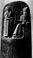 Верхняя часть столба с текстом законов вавилонского царя Хаммурапи. Найден в Сузах. XVIII в. до н. э. Базальт.