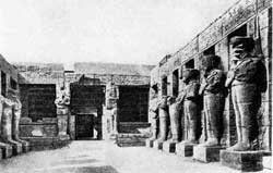 Один из дворов Карнакского храма в Фивах.