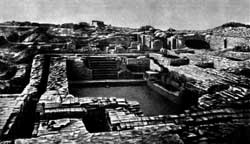 Бассейн для омовений в Мохенджо-Даро. 
 Древняя Индия.