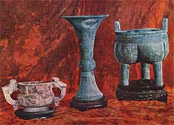 Древнекитайские сосуды для жертвоприношений конца II—начала I тысячелетия до н. э. Слева направо: каменный сосуд, бронзовый сосуд для вина, бронзовый сосуд для мяса.