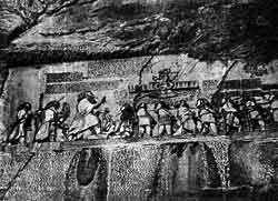 Рельеф на Бехистунской скале с изображением Дария I и пленных вождей повстанцев. VI в. до н. э.