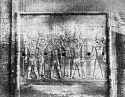 Птолемей  IV среди египетских богов. Рельеф в храме в Ком-Омбо. II в. до н.  э.