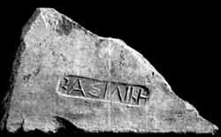 Клеймо царских керамических мастерских на фрагменте боспорской черепицы из раскопок в Пантикапее. III в. до н. э.