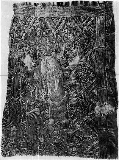 Фрагмент Ханьского шелка с  вытканным полихромным рисунком. Конец I в. до н. э.- начало I в. н. э. Ноин-Ула  (Северная Монголия)