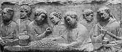 Менялы или сборщики налогов. Рельеф надгробного памятника из Неймагена, около Трира. III в. п. э.  Песчаник.