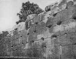 Часть крепостной стены Гарни. Вторая половина I в. — первая половина II в. н. э.