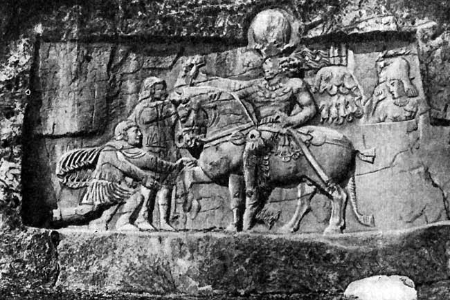 Император Валериан, побеждённый царём Шапуром I. Наскальный сасанидский рельеф в Накш-и-Реджебе, близ Персеполя. III в. н.э. 