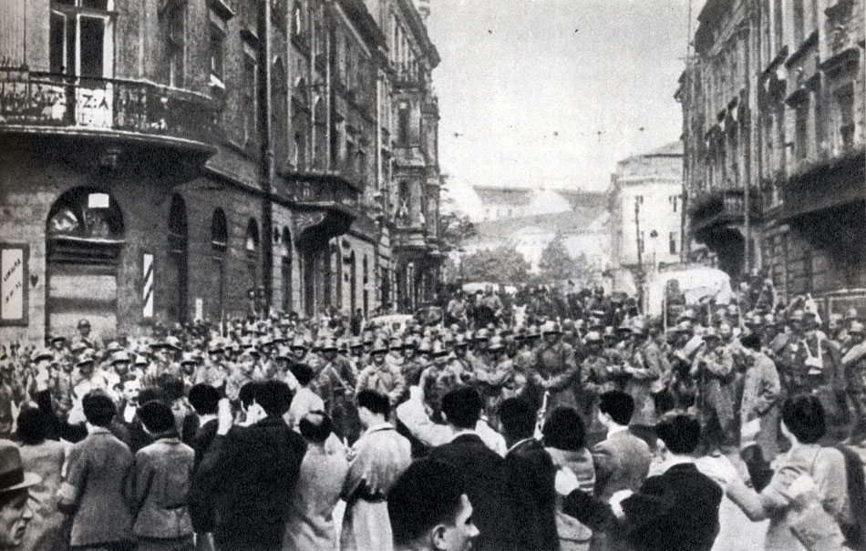 Население приветствует Советскую Армию. Львов. Октябрь 1939 г.