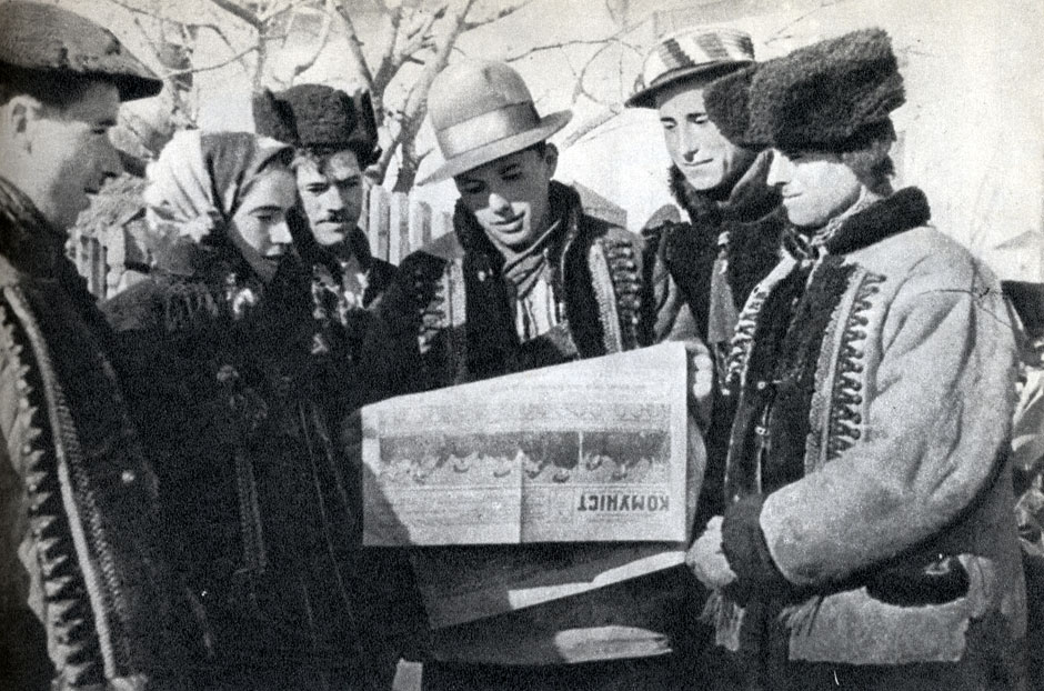 Крестьяне читают газету «Коммунист». Село Жабе. Западная Украина. 1939 г.