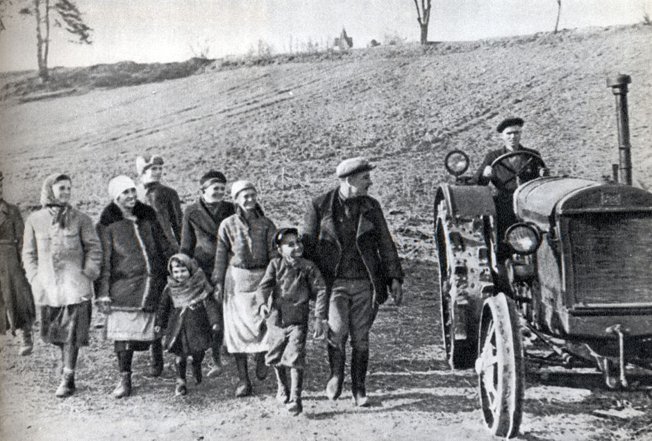 Первый трактор на крестьянском поле. Западная Белоруссия. Весна 1940 г.