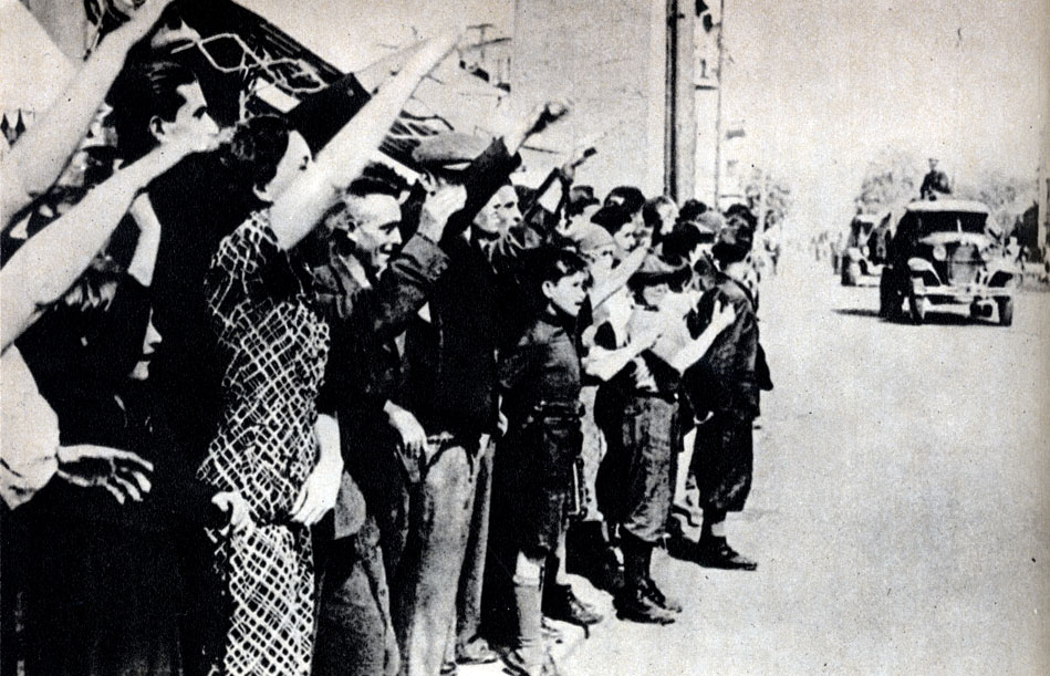 Жители Каунаса приветствуют Советскую Армию, Июнь 1940 г.
