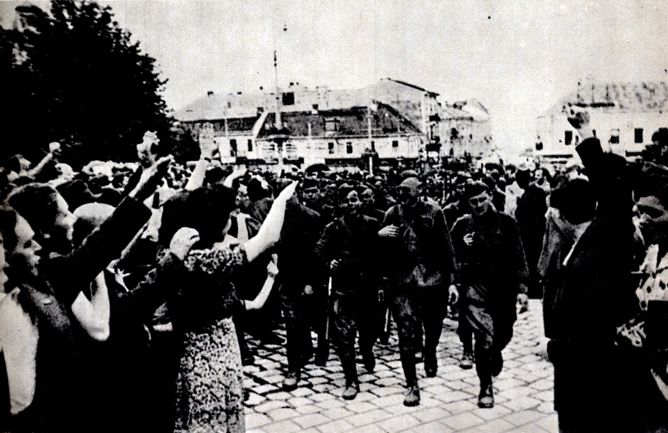 Радостная встреча на улицах Черновиц. Июнь 1940 г.