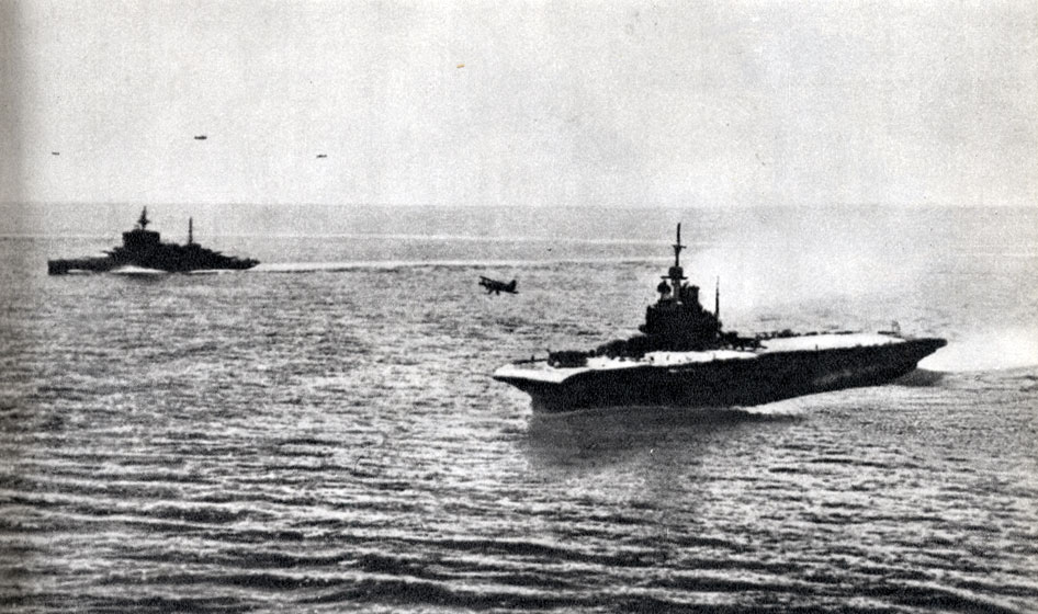  Английские корабли - авианосец «Илластриес» и линкор «Уорспайт» в боевом походе