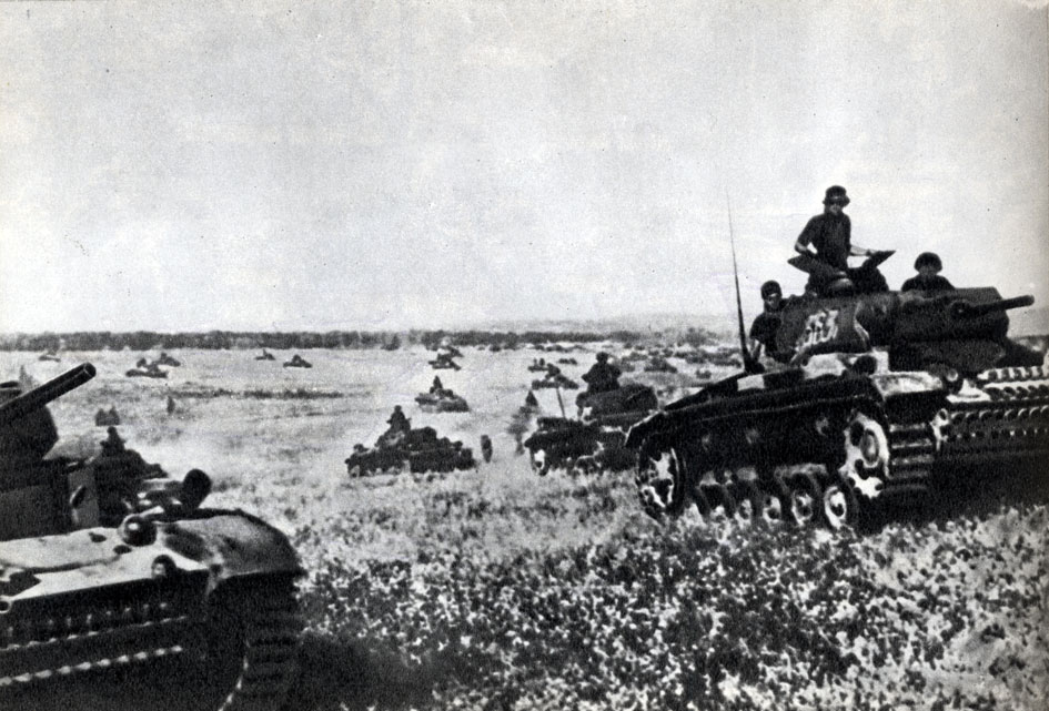  Фашистские танки в наступлении. Май 1940 г.