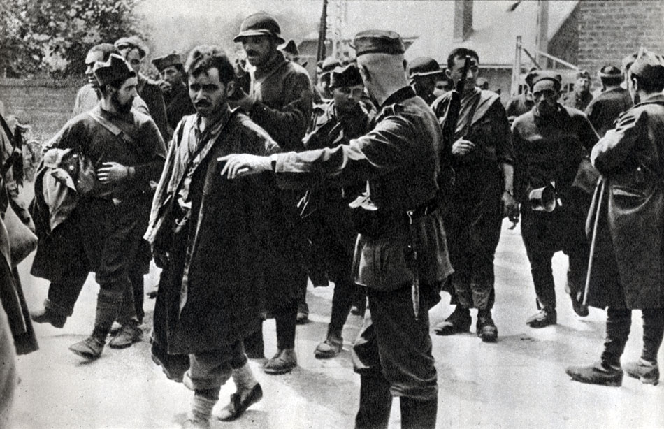 Французских военнопленных угоняют в лагеря. Июнь 1940 г.