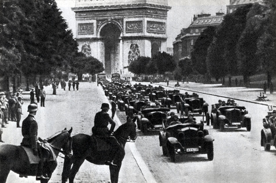 Гитлеровцы на улицах французской столицы
