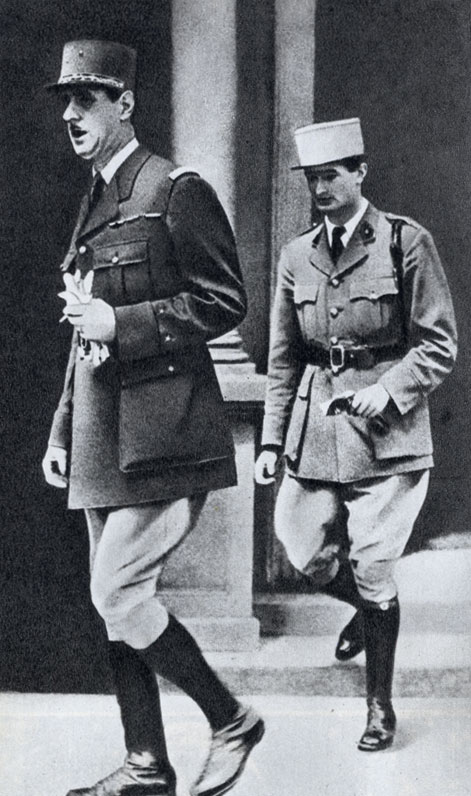  Генерал де Голль со своим адьютантом. Лондон. Июнь 1940 г.