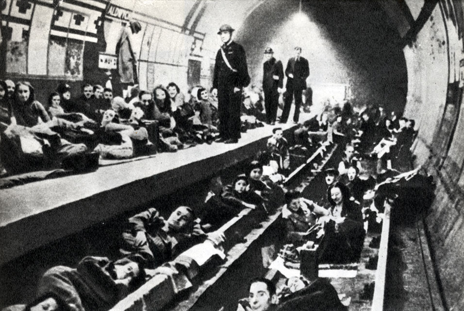 Воздушная тревога. Жители Лондона в метро. Ноябрь 1940 г. 
