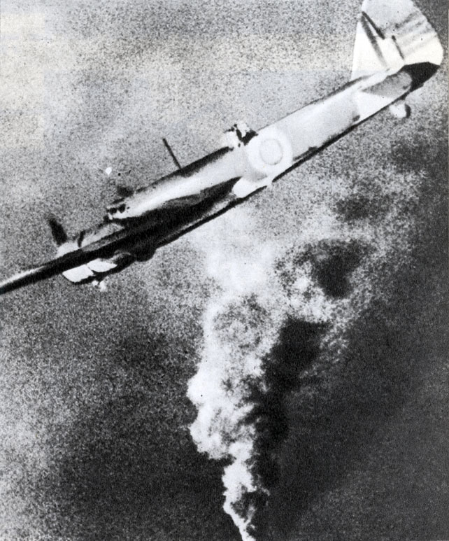  Английский самолет над Ла-Маншем. Июль 1940 г.