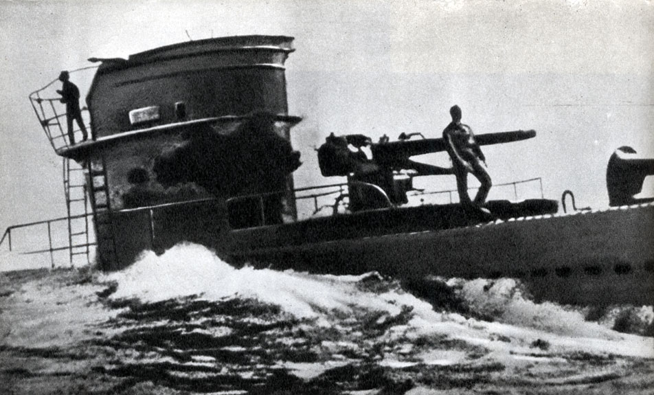 Итальянская подводная лодка. Прямое попадание в боевую рубку