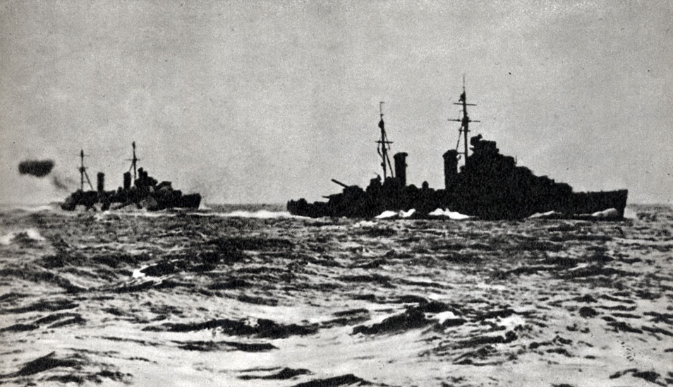 Английские корабли обстреливают позиции фашистов в районе Дерны. Ливия