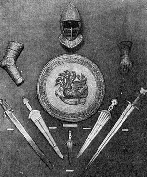 Итальянское оружие XVI в. Каска, щит с эмблемой венецианского главнркомандующего Сфорца Паллавичино, наколотник перчатка, мечи и кинжал (дагетта) 1559-1585 гг.