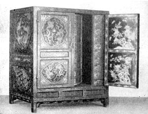 Лаковый шкафчик для лекарств с золотой отделкой (время династии Мин)