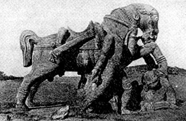 Воин с конём, топчущим врага. Скульптура из Канарака (штат Орисса). XIII в.
