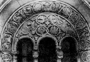 Окно монастырской церкви в Дечанах (Сербия). Архитектурная деталь. XIV в.