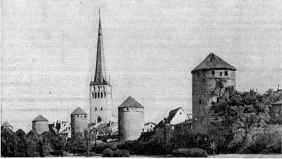 Таллин. Городская стена с башнями и церковь св. Олая. XIV в.