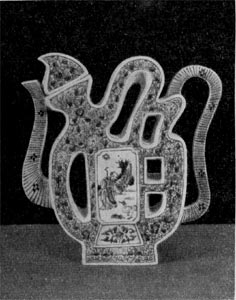 Сосуд для вина в форме иероглифа 'Фу' ('Счастье'). Роспись эмалью по глазурию. Конец XVII-XVIII в.
