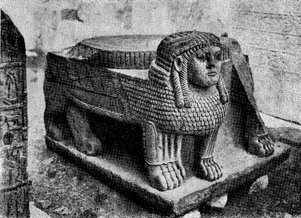 База хеттской колонны со скульптурными изображениями крылатых сфинксов