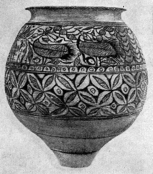 Глиняный сосуд, украшенный орнаментальными изображениями птиц и растений. Из Чанху-Даро 