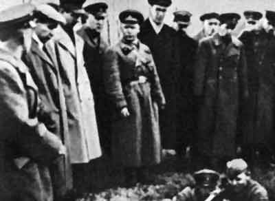Заместитель Председателя СНК СССР А. Н. Косыгин (второй слева) с группой специалистов на испытаниях