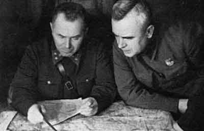 Командующий 1-й ударной армией генерал В. И. Кузнецов (слева).