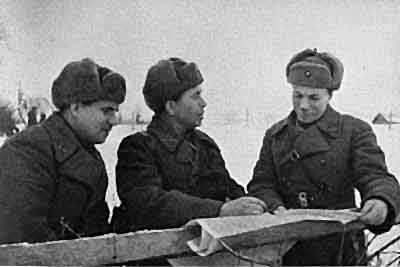 Командир 9-й гвардейской стрелковой дивизии полковник А. П. Белобородов (в центре).