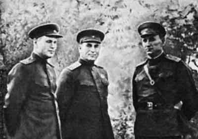 Справа налево: командующий 56-й армией Северо-Кавказкого фронта генерал А. А. Гречко, полковник Е. Е. Мальцев и полковник П. М. Соломко. 1943 г.