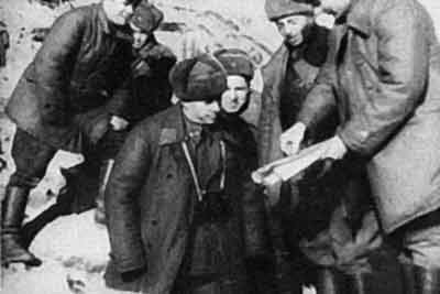Командир 13-й гвардейской стрелковой дивизии генерал А. И. Родимцев (в центре) на командном пункте