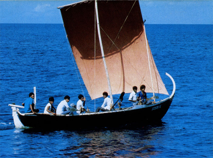 Для сообщения между островами по-прежнему строят лодки типа дхони. В древности применялся только квадратный парус, который можно увидеть и теперь