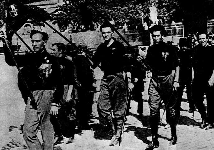 Фашистский отряд чернорубашечников отправляется на избиение рабочих. Рим. 1923 г. 