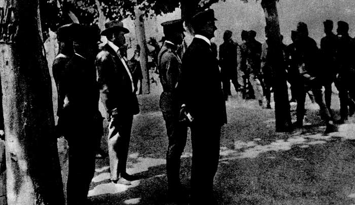  Адмирал Хорти и американский офицер принимают парад карателей концентрационного лагеря, где были замучены тысячи трудящихся. Венгрия. 1919 г. 