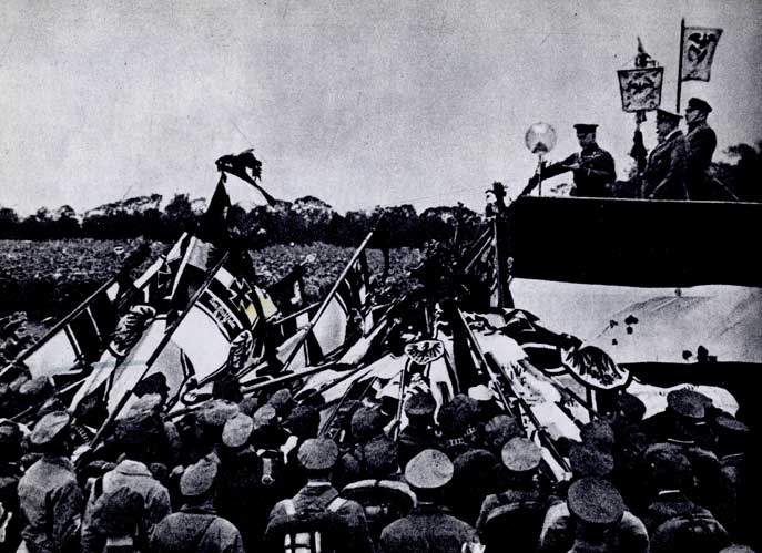  Члены союза* 'Стальной шлем' присягают на верность завоевательной политике. Германия. 1931 г. 