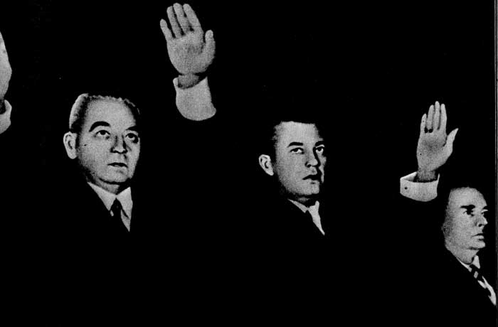  Ведущие германские монополисты голосуют за военные приготовления Гитлера Слева направо: А. Фёглер, фон Рентельн, Г. Крупп. 7 октября 1933 г. 