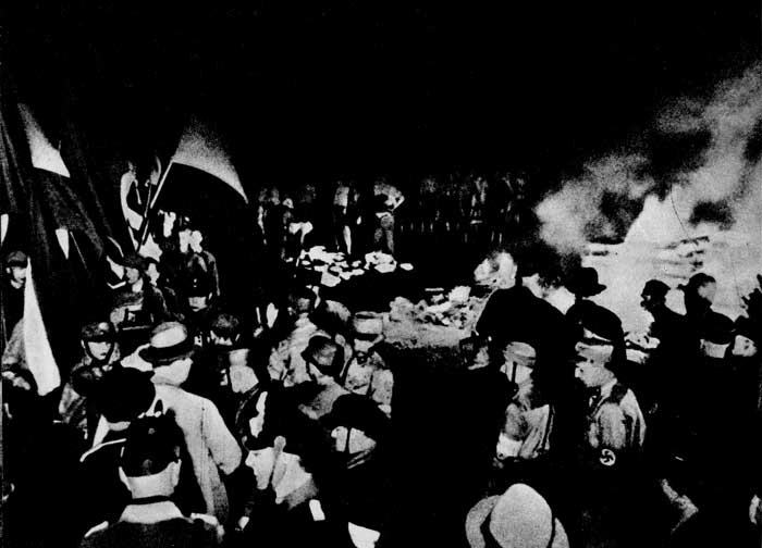 Гитлеровцы сжигают книги - ценнейшее достояние мировой культуры. Берлин, 1933 г.